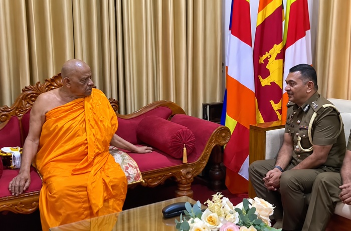 Prison-officials-Mahanayaka-Theras